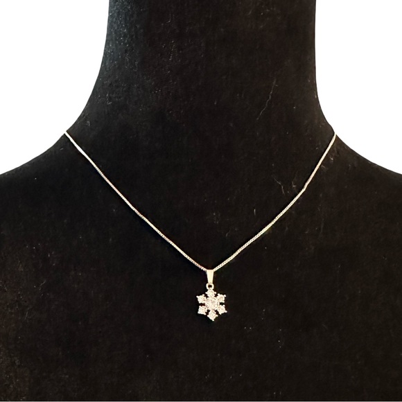 Silver Snowflake Pendant Necklace 19"-20.5" Adjustable Chain Elegant Jewelry - Picture 1 of 6